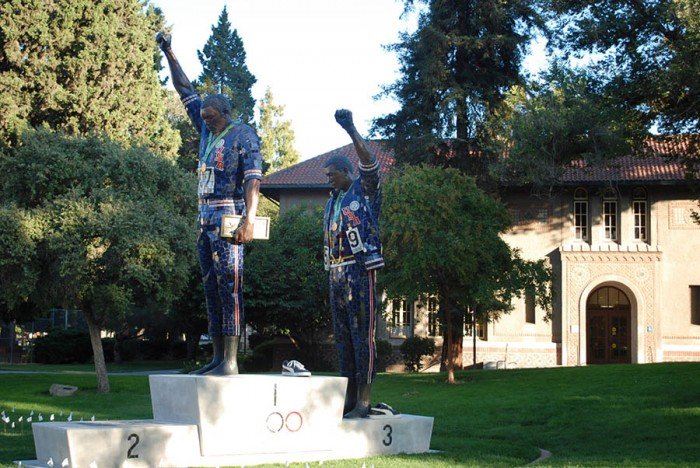 Statue du podium des Jeux olympiques de 1968 à Mexico. Hommage à Smith et Carlos