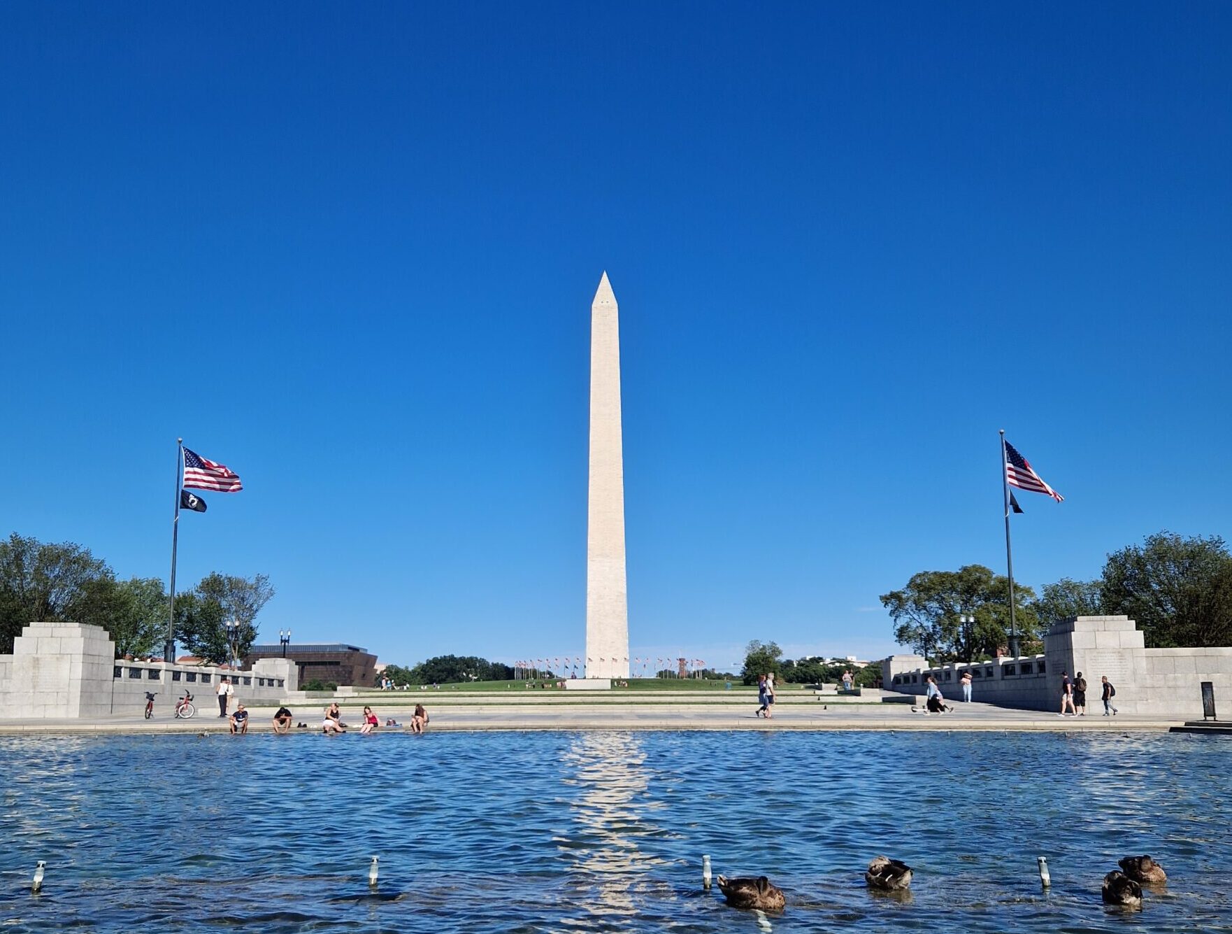 Photo du Washington Monument prise depuis le bassin du mémorial de la seconde guerre mondiale.