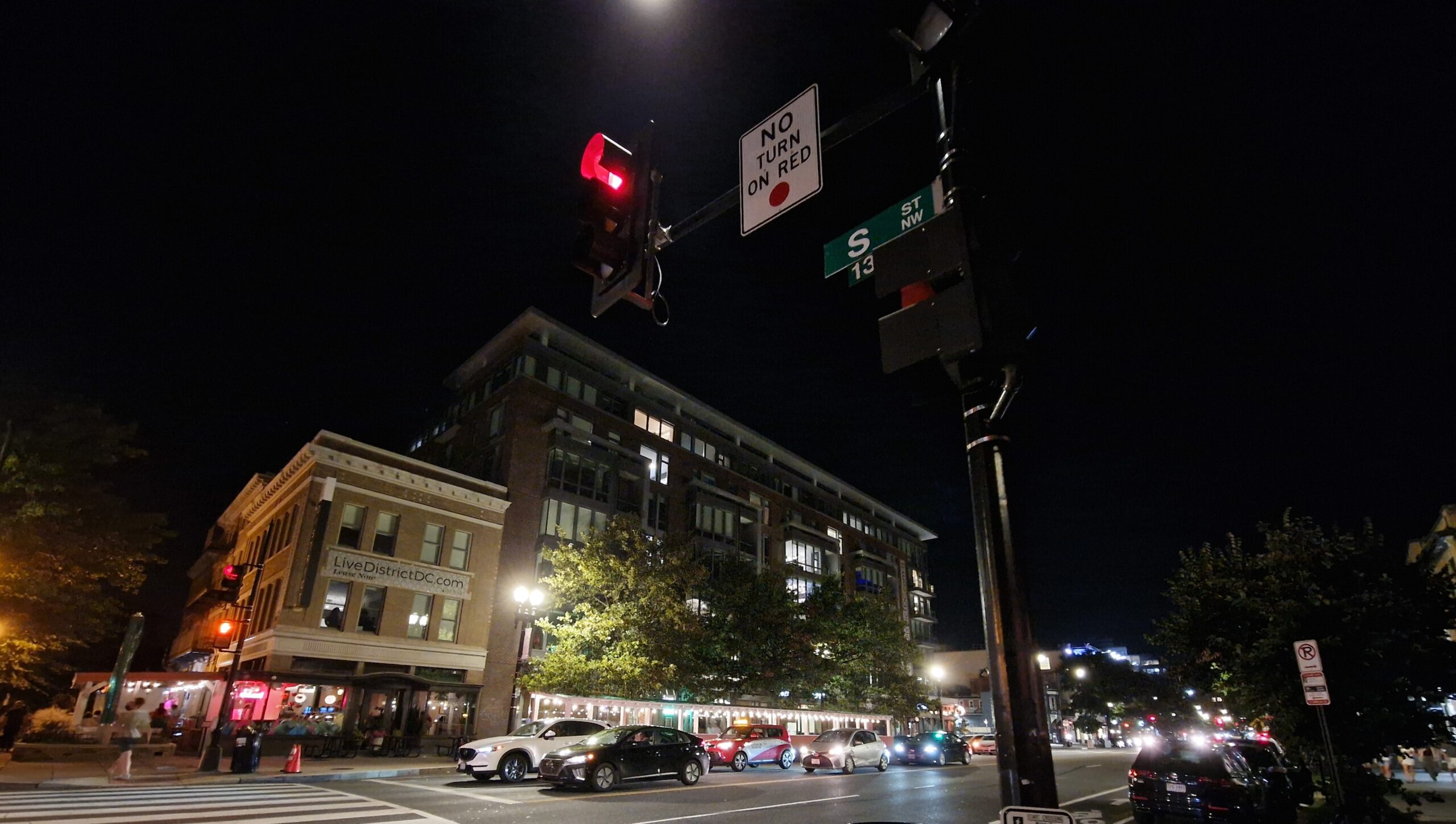 Photo de la 14th Street NW de nuit.