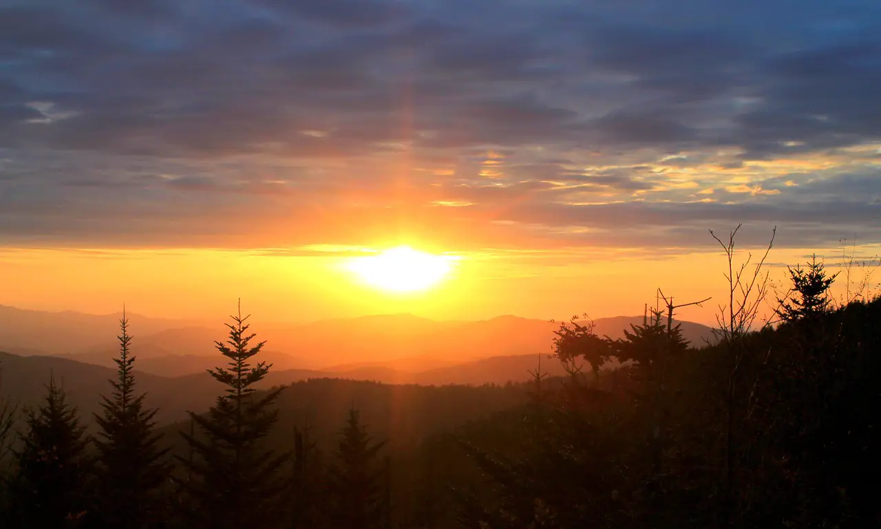 Levé de soleil sur les Monts Great Smoky. Une chaîne de Montagne de Caroline du Nord et du Tennessee où se situe une des réserves Cherokee.