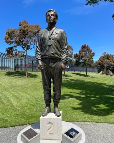 Statue de Peter Norman 2e du podium des Jeux olympiques 1968. Hommage